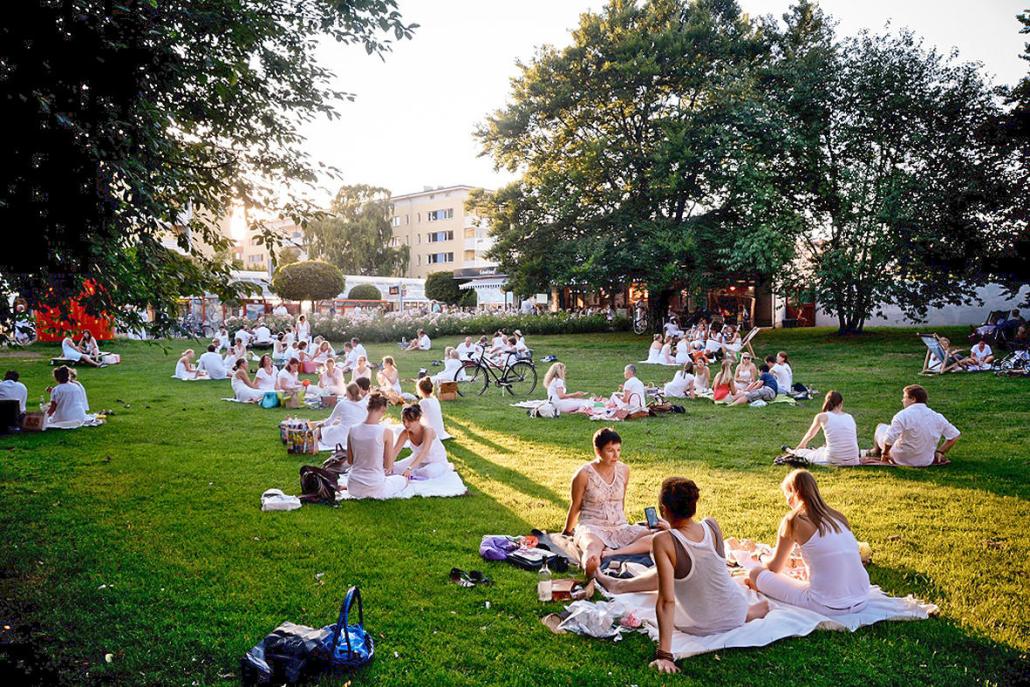 Bei der White Night kann man es sich mit Picknickkorb auch im Park gemütlich machen