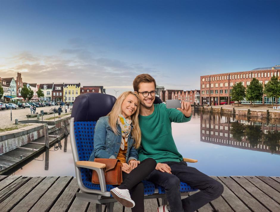 Anne und Johannes machen ein Selfie am Husumer Hafen

