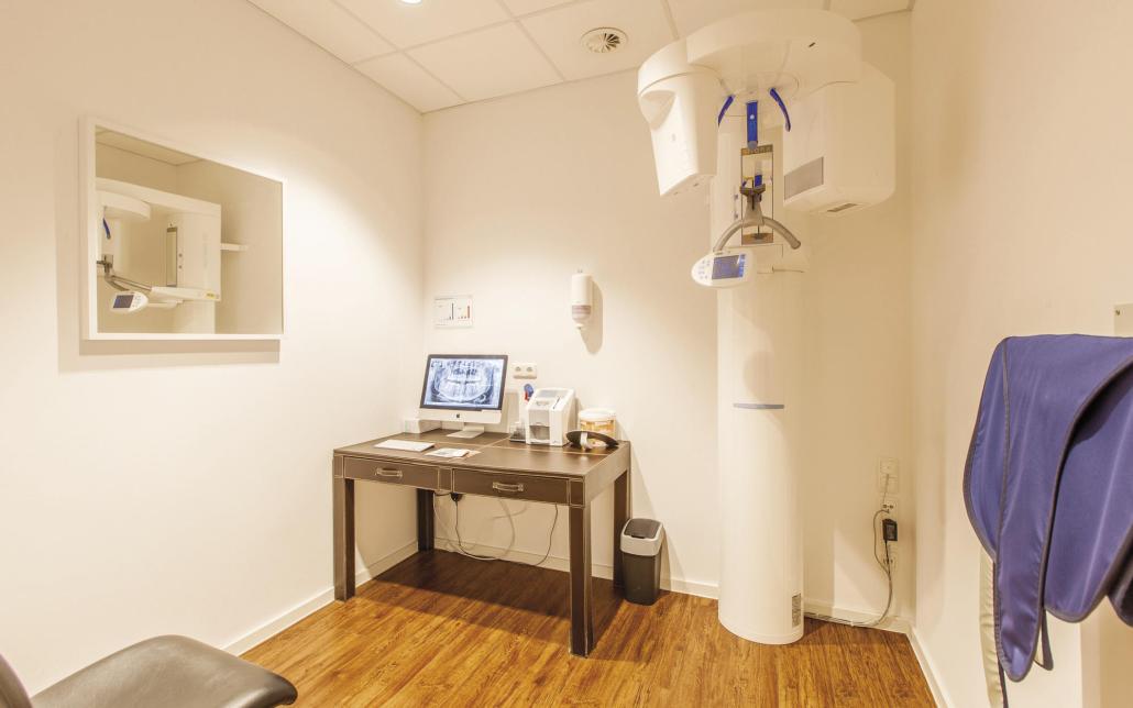Moderne Technik wie das 3D-Röntgengerät unterstützen die Behandlung