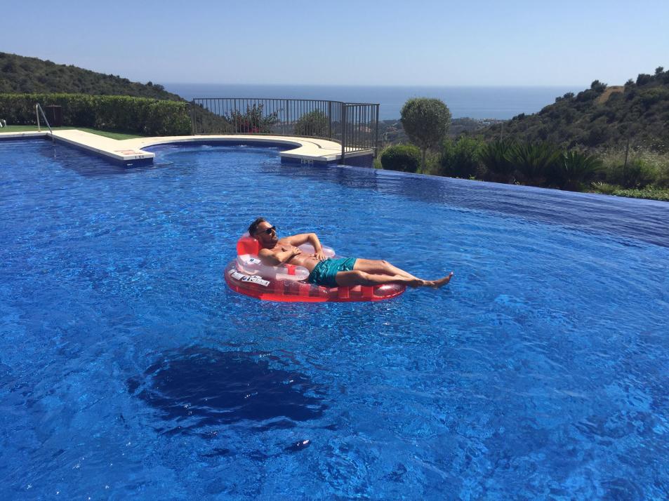Mathias verbringt seine Freizeit gerne im Pool eines Apartments an der Costa del Sol