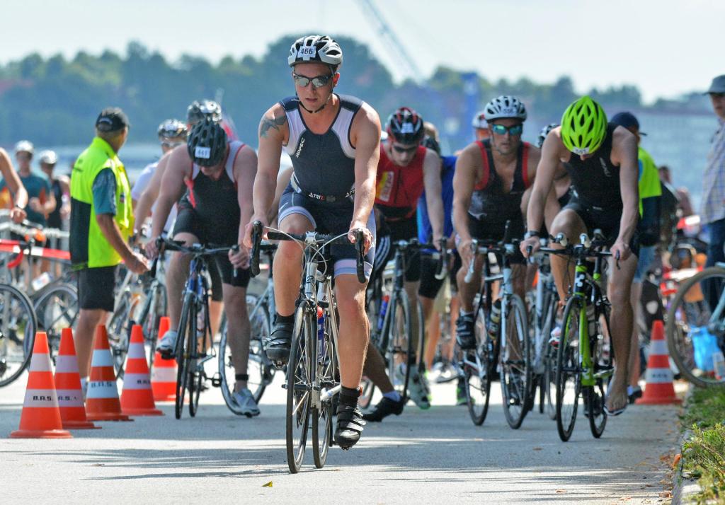 Nach dem Schwimmen geht es beim Triathlon direkt aufs Rad