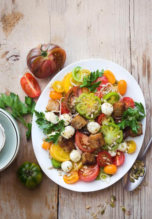 Tomatensalat mit knusprigen Brotwürfeln