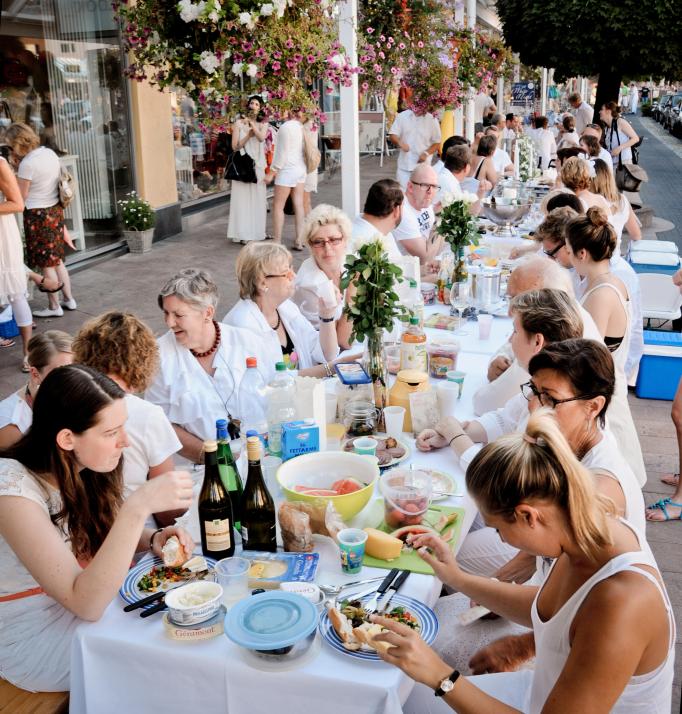 Bereits zum fünften Mal lädt die Holtenauer Straße zur White Night ein