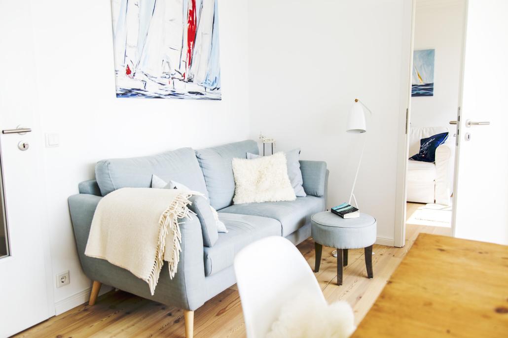 Farbtupfer: Das schwedische Sofa in einem hellen Taubenblau verleiht dem Raum Leichtigkeit