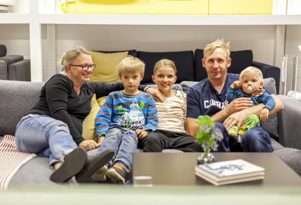 Nach einem ereignisreichen Tag bei IKEA kann Familie Hochstein ihr neues Sofa direkt mit nach Hause nehmen