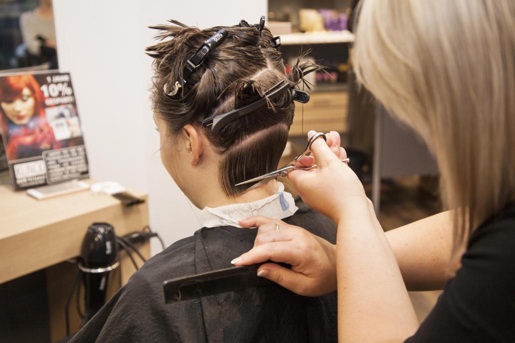 Die Haare werden gewaschen. Anschließend bekommt Lisa ihren neuen Schnitt