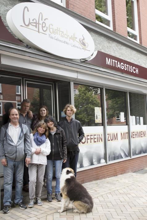 Das neue Café Gottschalk-Team mit Oliver Gottschalk (li.) und Rainer Brodersen (2. v. li.) vor dem neuen Laden in der Lutherstraße 15