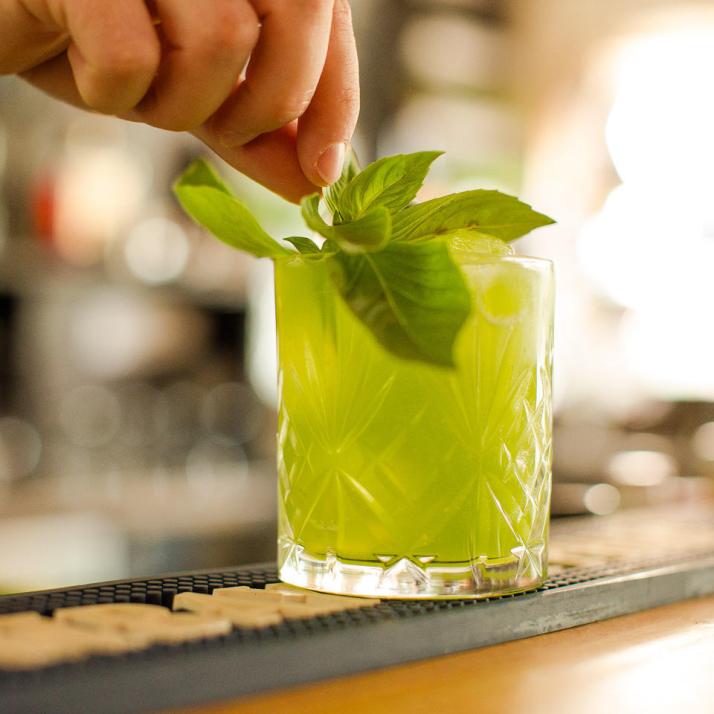 Der Gin Basil Smash ist eine erfrischende Abkühlung an einem warmen Sommerabend