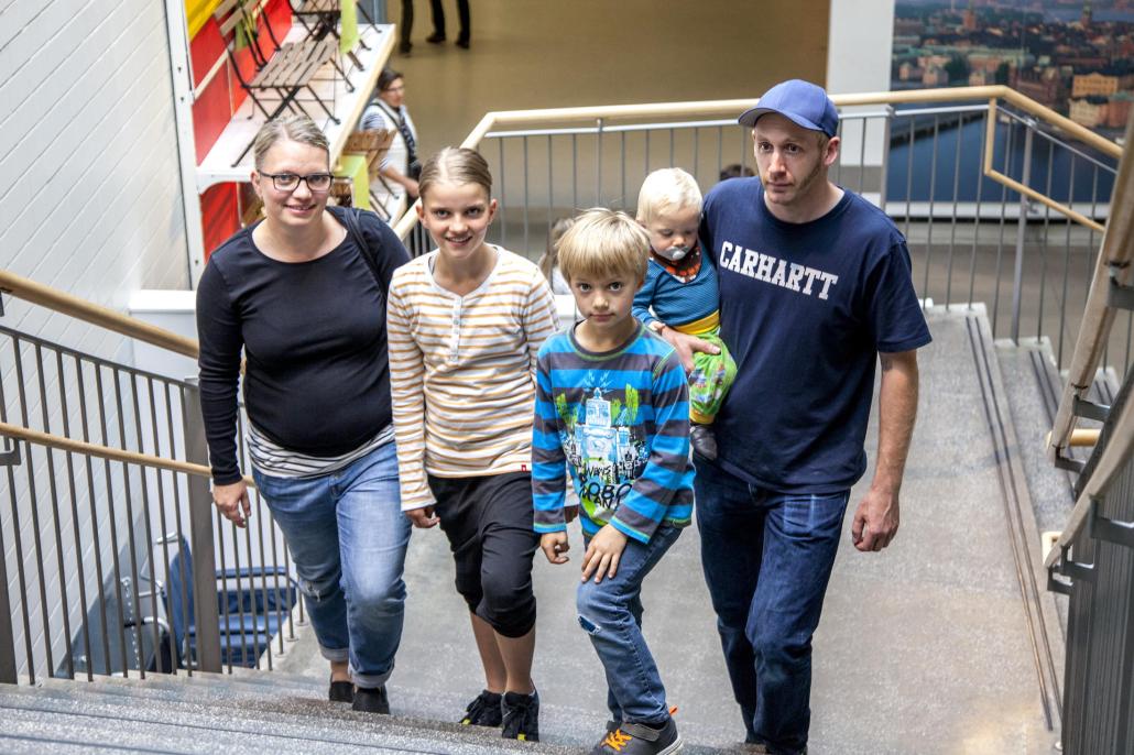 Ein neues Sofa soll her! So lautet der Plan von Familie Hochstein, als sie die Treppen des IKEA Einrichtungshauses hinaufsteigt