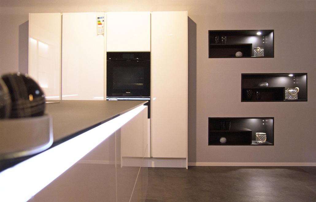 Die Ballerina Küche mit Lichteffekten ist der Hingucker der aktuellen Ausstellung