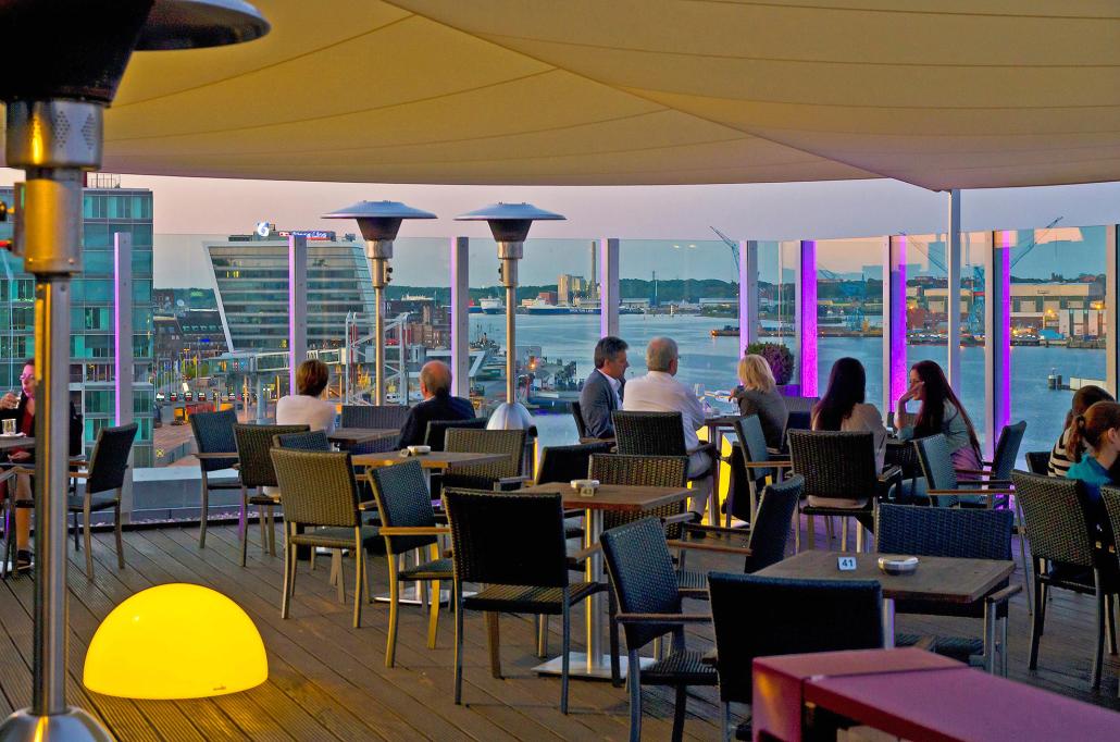 Mitten im Zentrum befindet sich die Bar DECK 8 von der Sie einen einzigartigen Ausblick mit einem kühlen Cocktail genießen können