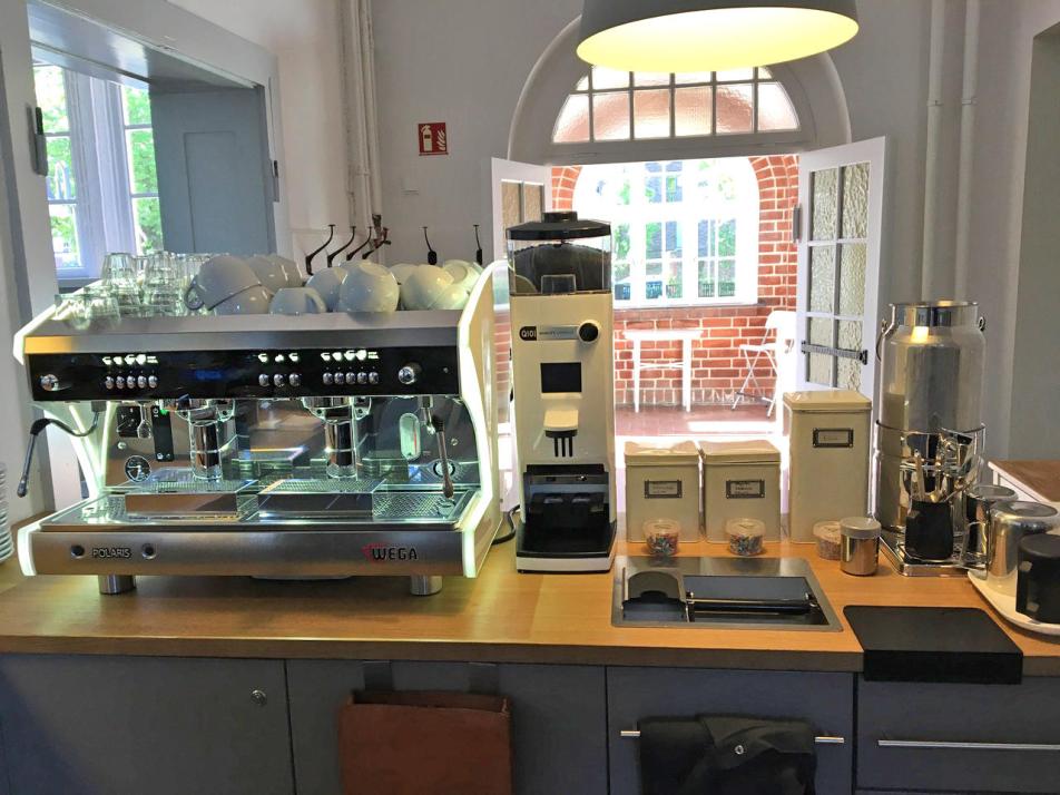 Kaffee und Kuchen können Sie in dem ehemaligen Konfirmandensaal neben der Petruskirche im Café Dreimaster genießen 