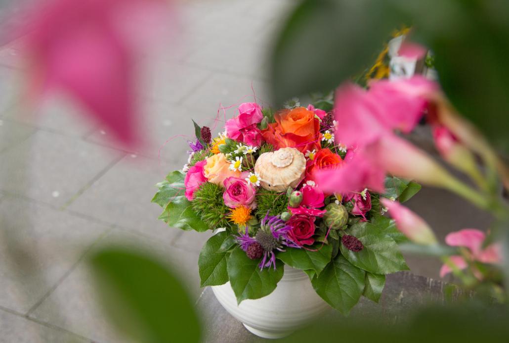 Redakteurin Kim kann mit dem Strauß von BlumenStudio Kolberger so manche liebe Nachricht farbenfroh überbringen