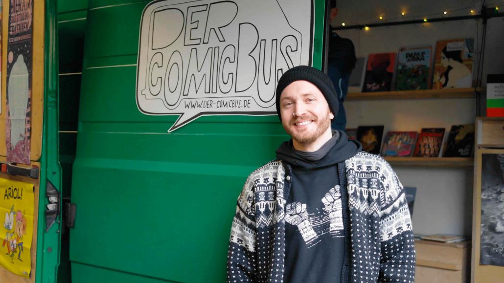 Ab 17 Uhr steht der Comicbus von Fabian Sengebusch zum Schmökern und Staunen offen