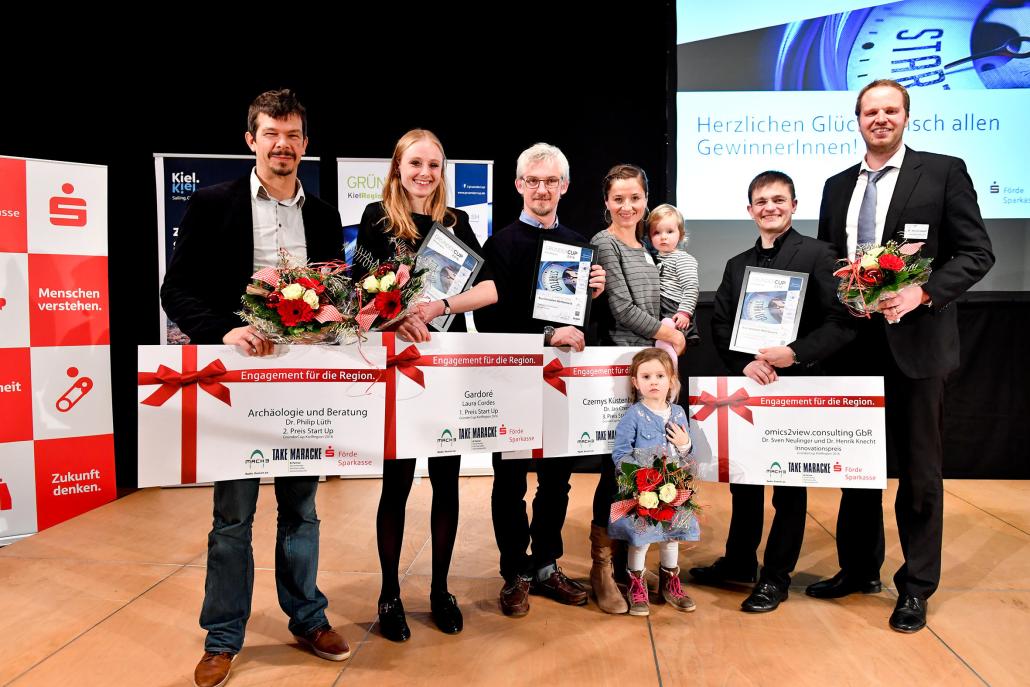 Die Gewinner in den Kategorien Start-up und Innovation aus 2016: Archäologie und Beratung – Dr. Philip Lüth, Gardoré UG – Laura Cordes, Czernys Küstenbrauerei – Dr. Jan Czerny mit Familie, omics2view.consulting – Dr. Sven Neulinger, Dr. Henrik Knecht (v.li.)