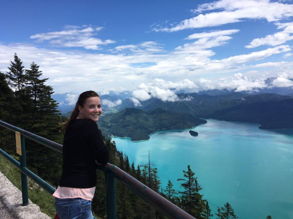 Redakteurin Jana genießt die Aussicht am Walchensee in Bayern