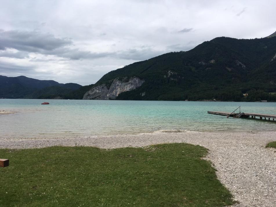 Am Wolfgangsee in Österreich gibt es Stellplätze direkt am türkisfarbenen Wasser