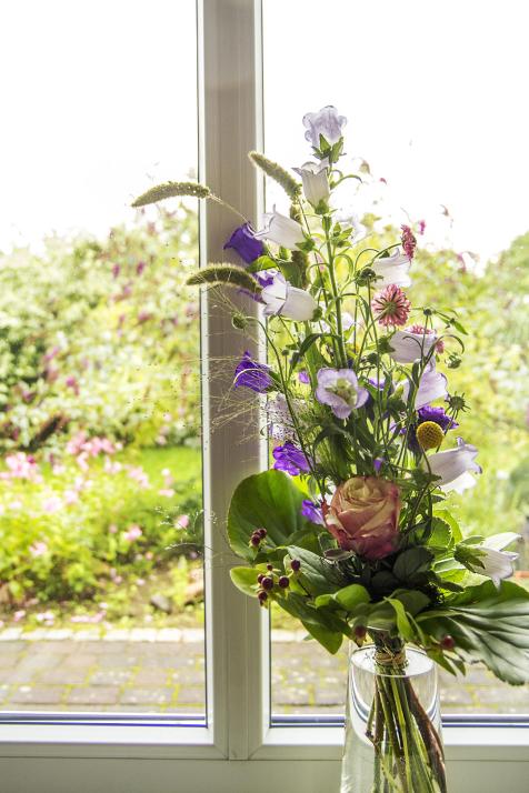 Redakteurin Jana holt sich ein Hauch Blumenwiese direkt ins eigene Zuhause. Gebunden von PS Blumen