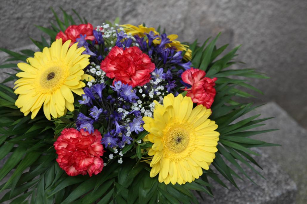 Redakteurin Vanessa gefällt das Zusammenspiel der frischen und satten Farben des Blumenstraußes von Blumen am Gleis 2