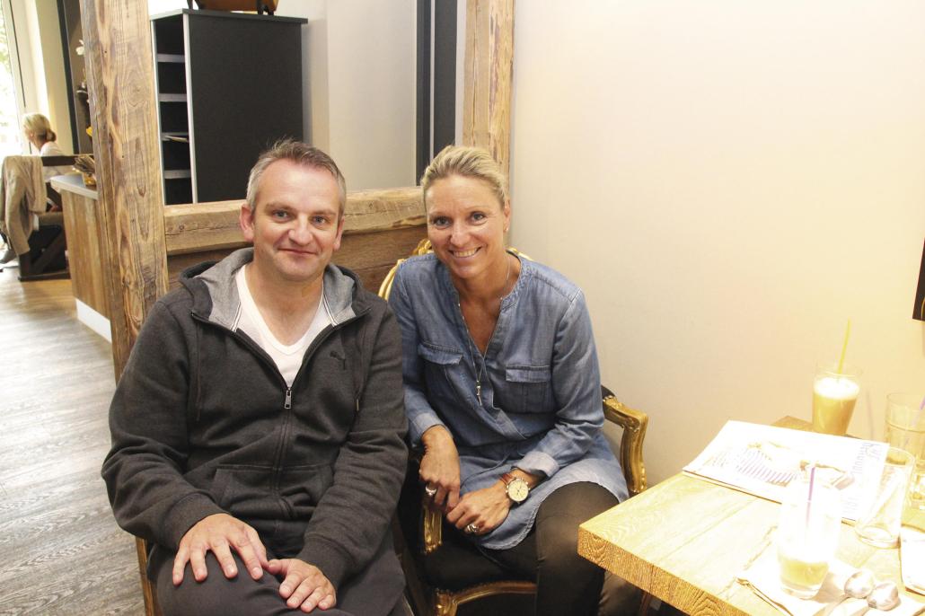 Redakteur Markus Till und Kirsten Bruhn kamen in einem Neumünsteraner Café zum Gespräch zusammen