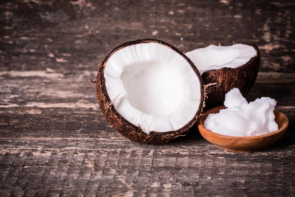 Eine Haarkur mit einem naturbelassenen Kokosöl wirkt wahre Wunder