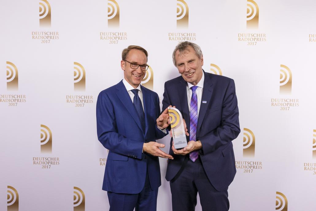 Laudator Bundesbankpräsident Jens Weidmann (li.) überreichte R.SH-Chefkorrespondent Carsten Kock am Donnerstagabend den Deutschen Radiopreis 2017
