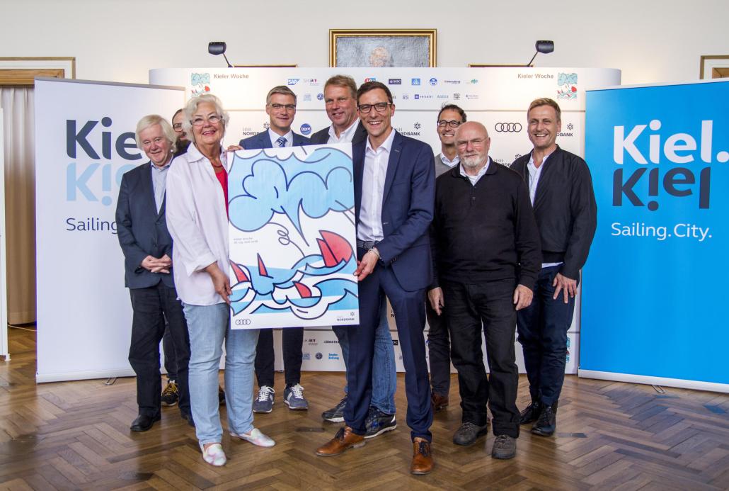 Die Jury von links: Stadtpräsident Hans-Werner Tovar, Andrew Goldstein (Grafischer Gutachter), Ingrid Lietzow (Vorsitzende Aufsichtsrat Kieler Woche Marketing GmbH), Hauke Petersen (Vorsitzender Kieler-Woche-Förderverein), Prof. Lutz Kipp (Vorsitzender Kultur- und Wissenschaftssenat), Philipp Dornberger (Leiter Kieler-Woche-Büro), Sven Christensen (Geschäftsführer Kieler Woche Marketing GmbH), Prof. Bernard Stein (Grafischer Gutachter), Andreas Weber (Grafischer Gutachter)