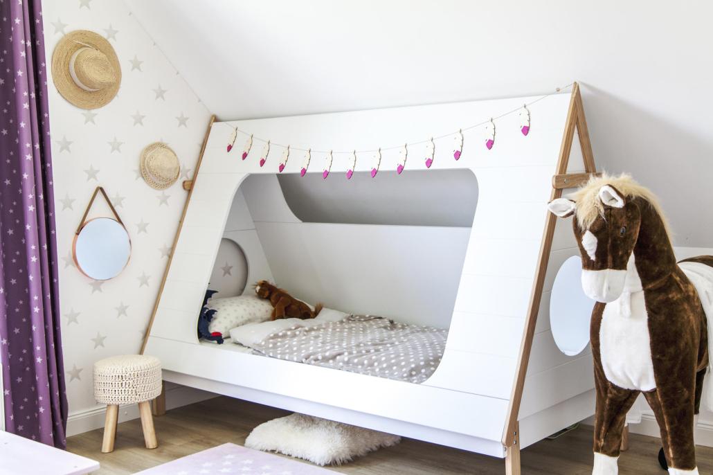 Ein Tipi als Bett, Strohhüte an der Wand und Federdetails – das ist das Indianer-Kinderzimmer von Tochter Sophie
