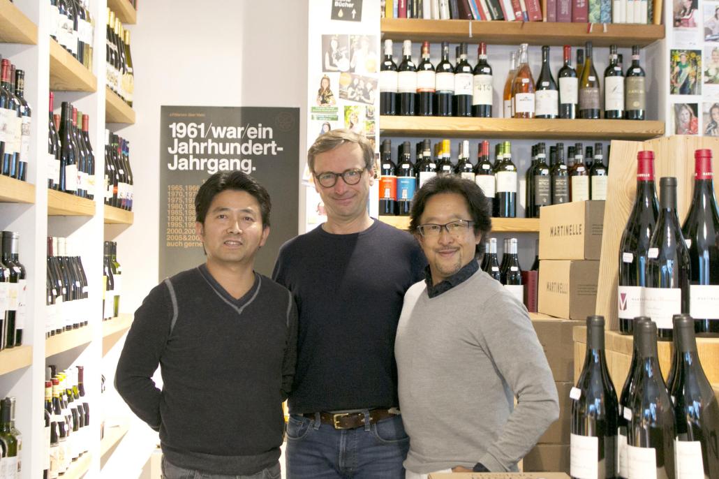 Die Inhaber Hoil Kim (li.) und Shuichi Umino (re.) mit Jan Peter Marxen