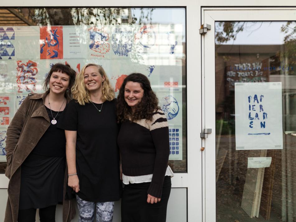 Katja Reimers, Malwe Brammsen und Nora Grunwald (v.l.) eröffnen den „Papierladen“ in der Alten Mu