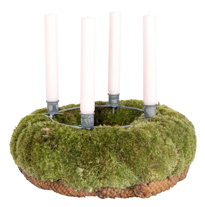 Der urige Adventskranz aus Moos kann puristisch sein oder auch individuell verziert werden