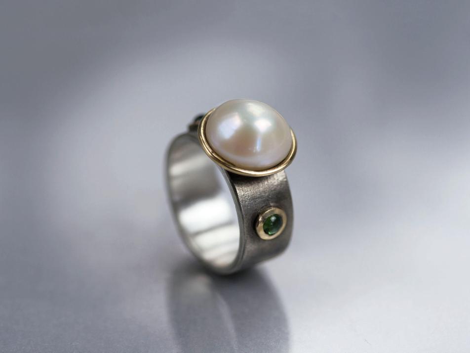 Silberring mit Perle, Turmalin und Goldverzierung