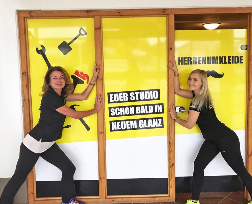 Clubleitung Katja Seeburg und Empfangsmitarbeiterin Jennifer Lübker (v. li.) freuen sich nach dem erfolgreichen Umbau über den Neustart in die neue Fitnesssaison
