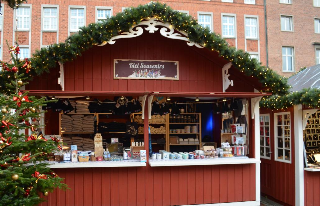 Die Bude ist im Weihnachtsdorf auf dem Rathausmarkt zu finden