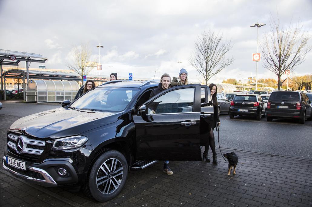 Auch die KIELerleben-Redaktion wollte die neue Mercedes-Benz X-Klasse unbedingt einmal ausprobieren. Deshalb haben sich Lisa, Britt, Bastian, Gesa und Kim (v. li.) kurzerhand den Pickup vom Autohaus Süverkrüp für ein ausgiebiges Xmas-Shopping im CITTI-PARK ausgeliehen