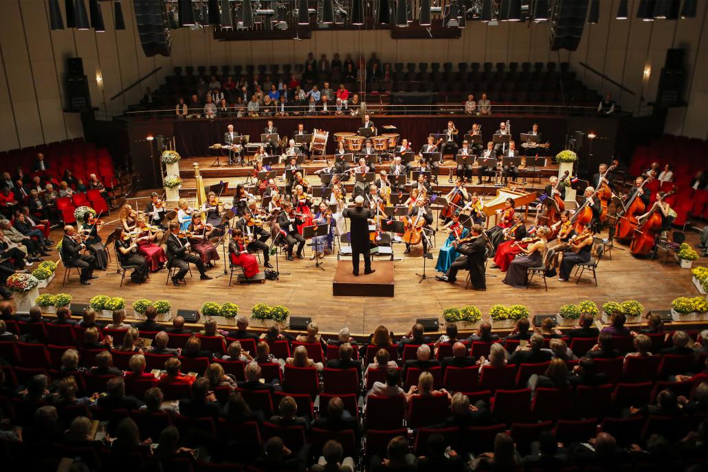 Das Philharmonische Orchester Kiel im restaurationsbedürftigen Kieler Schloss – um den Umbau zu unterstützen, werden die Musiker im nächsten Jahr in der Elbphilharmonie in Hamburg zu sehen sein