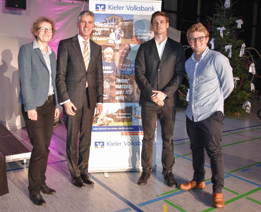 Ilka Parchmann, Bernd Schmidt, Rune Dahmke und Justus Schmidt (v.l.) bei der Vergabe des Stipendiums auf der Weihnachtsgala 2017  