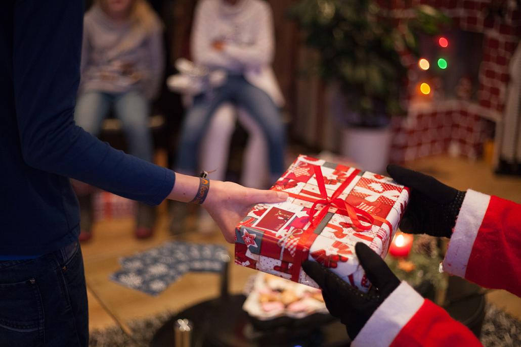 Redakteur Bastian Karkossa – äh, der Weihnachtsmann! – verteilt die liebevoll verpackten Geschenke an die Kinder