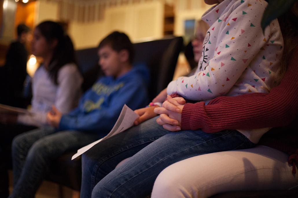 Die schöne Atmosphäre der Bescherung lässt die Kinder näher zusammenrücken