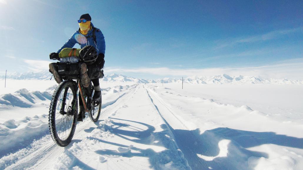 Anna Kitlar erlebte auf ihrer Reise extreme Wetterbedingungen. Hier ist sie im Schnee Kirgisistans unterwegs