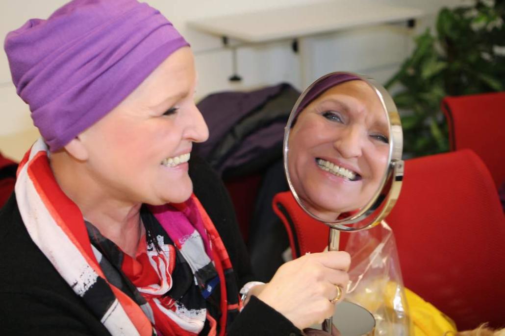 Strahlendes Lächeln trotz Chemotherapie – DKMS LIFE hilft dabei mit vielen nützlichen Tipps