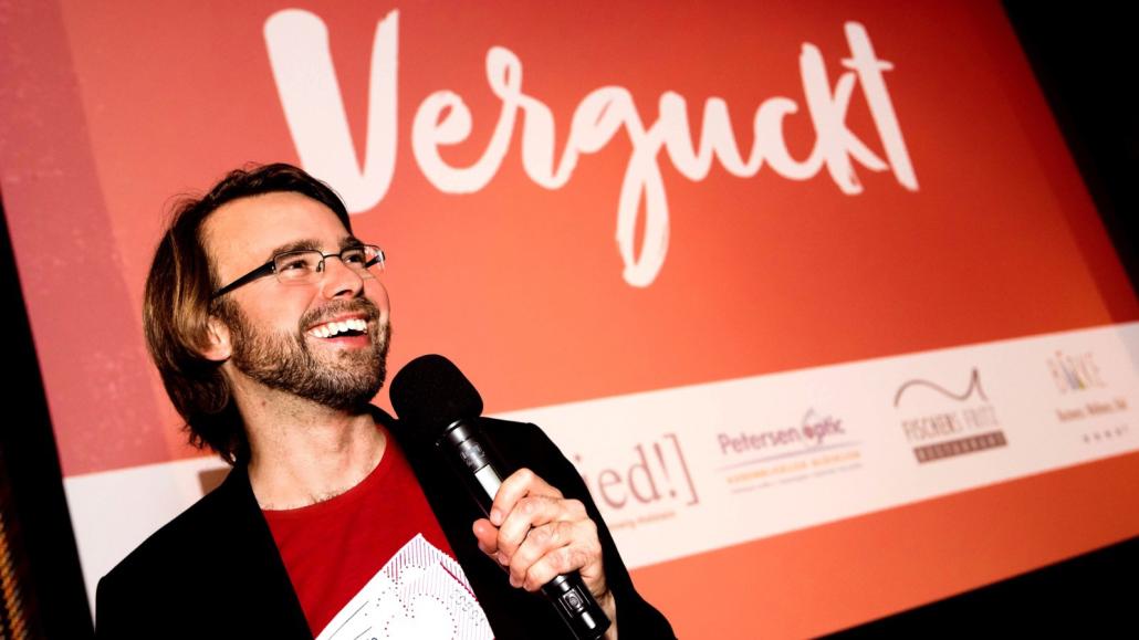 Moderator Sven Bohde führt durch den emotionalen Abend und zeigt Kurzfilme zum Thema Liebe