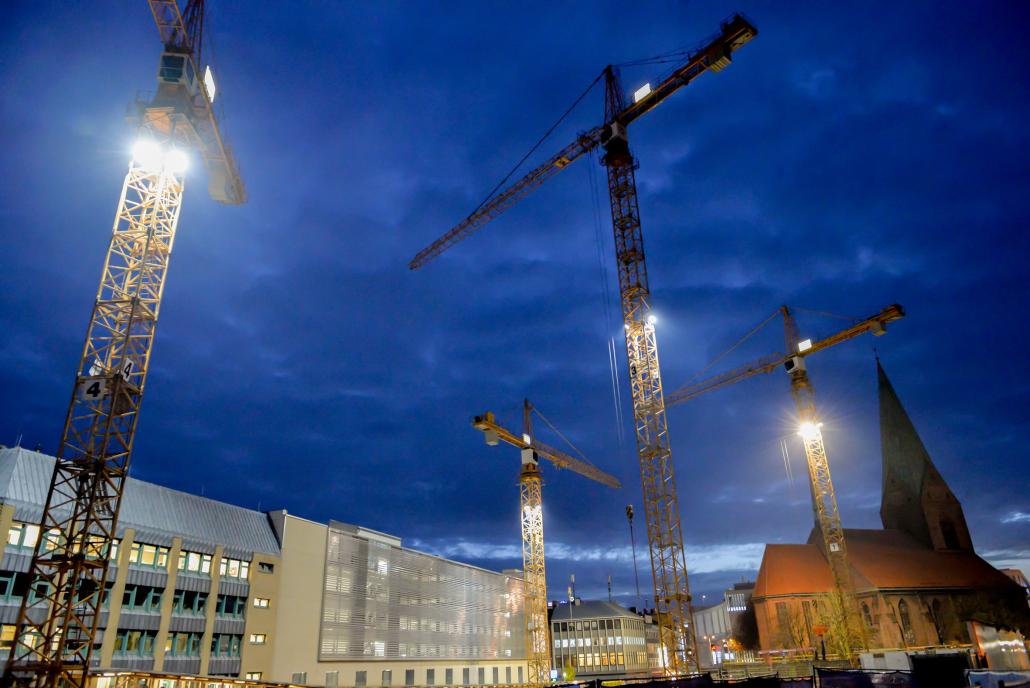 Teilnehmer der Stadtführung können sich über aktuelle Baustellen in Kiel informieren