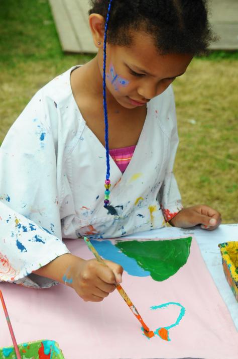 Die Bilder der Kinder werden an großen Wänden präsentiert