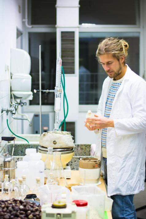 Tim Schmieg testet im „Labor“ in der Alten Mu Mengenverhältnisse von Kastanien und Ethanol aus
