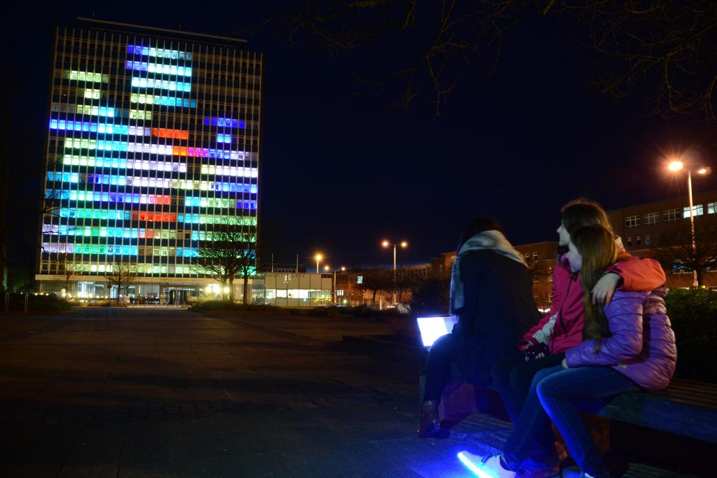 Am 5. und 6. März zeigen rund 180 Studierende zum Abschluss des ersten Semesters ihres Informatikstudiums ihre eigens für das Hochhaus entwickelten Versionen des Computerspieleklassikers „Breakout“