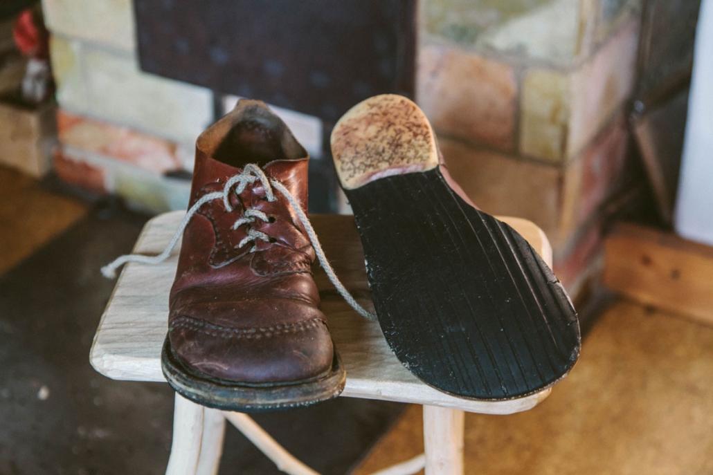 Diese Schuhe hat der Tüftler aus einer alten Aktentasche und einem geplatzten Schubkarrenreifen geschustert