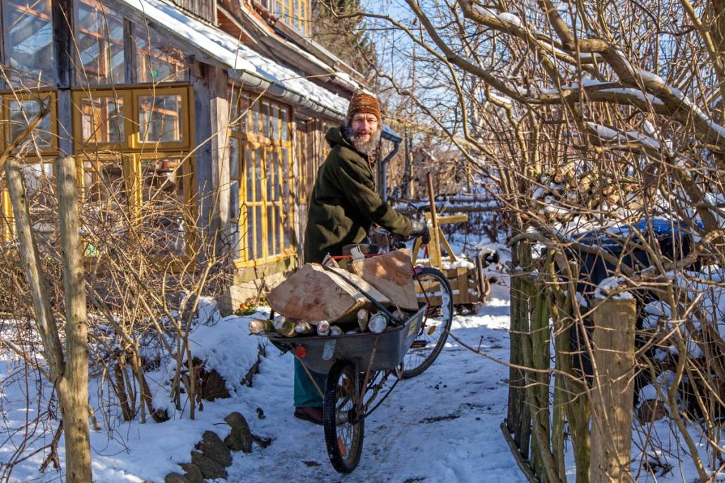 Christian Kuhtz nutzt regelmäßig sein Lastenrad, um zum Beispiel von einem Nachbarn Holz zu holen