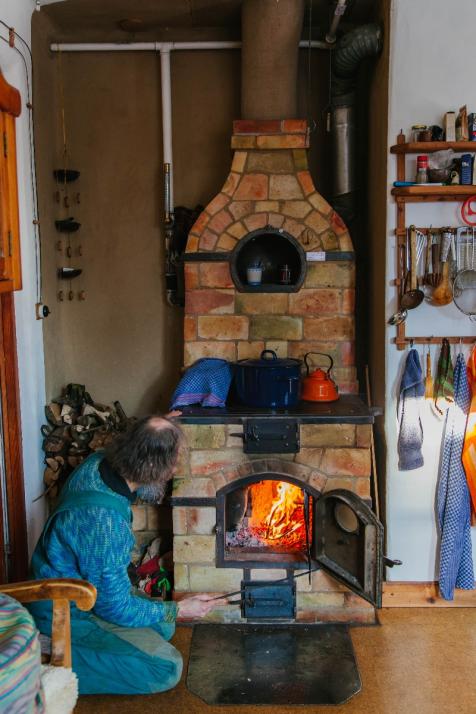 Den Ofen, der das gesamte Haus mit Wärme versorgt, hat Kuhtz selbst gebaut