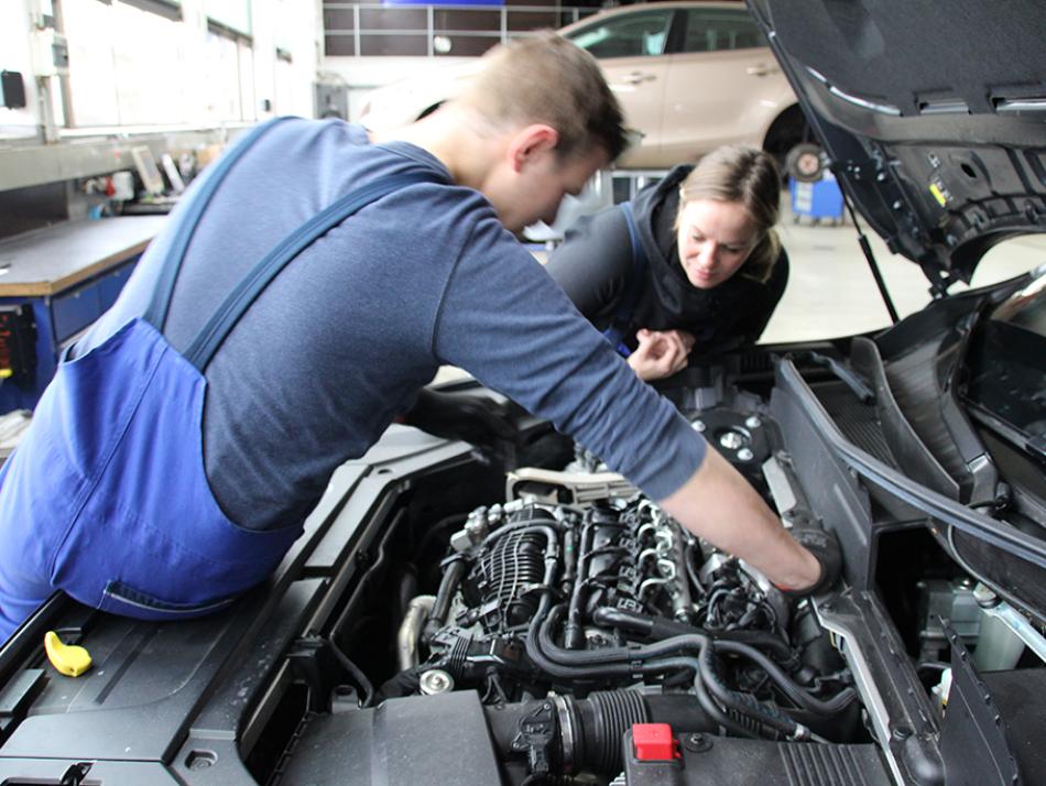 Butenschön Backstage: ein Tag als KFZ-Mechatronikerin 